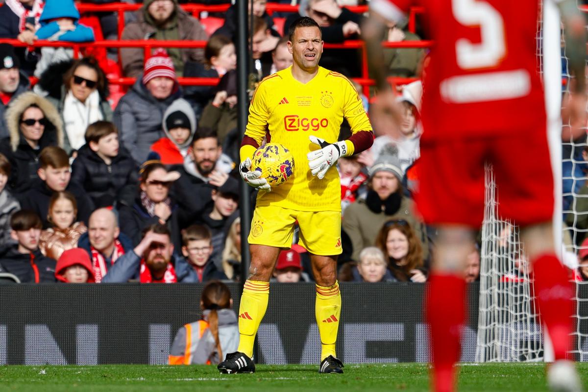 Bogdan Lobonț, „bombardat” de legendele lui Liverpool pe Anfield