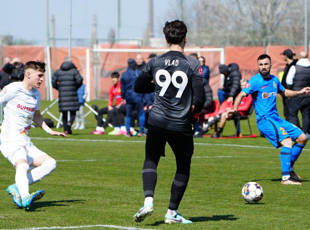 FCSB, doar egal cu Gloria Buzău » Chiricheș a revenit pe teren cu banderola pe braț + Găselniță în atac: cine a jucat lângă Miculescu și Tavi