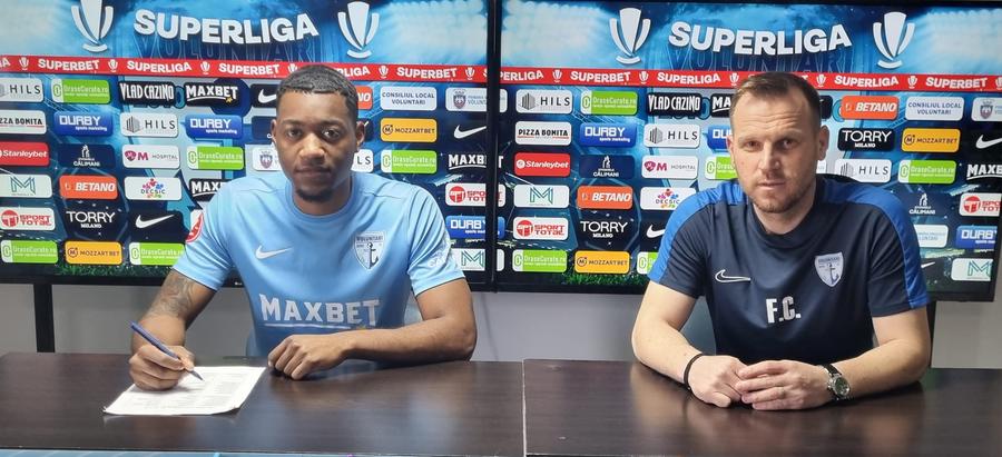 Yahcuroo Roemer, alături de Florin Cernat/ foto: Facebook @FC Voluntari Transfer de ultimă oră în Superliga » Jucătorul cu meciuri în Conference League în acest sezon a semnat