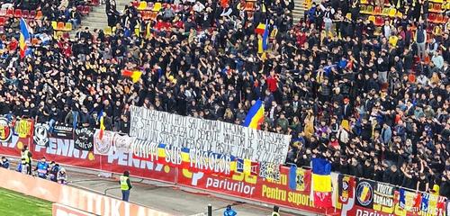 Bannerul afișat de fani în peluză / Foto: Gazeta Sporturilor