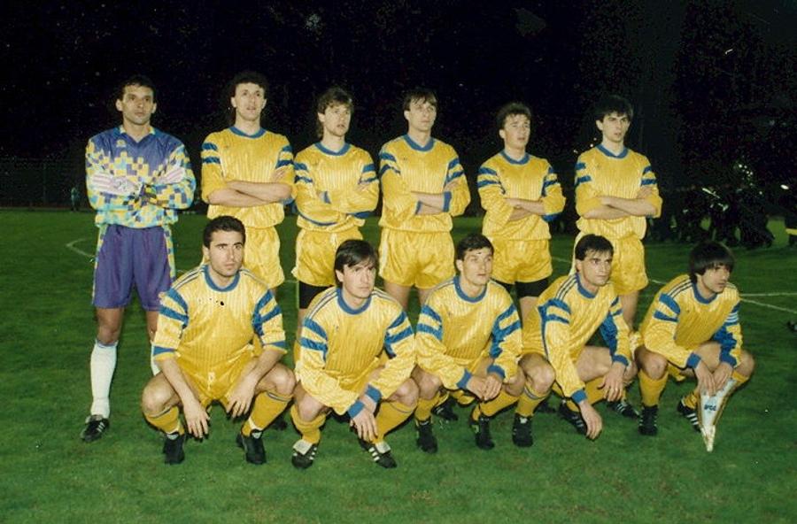 Naționala României la partida cu San Marino din 1991, la Serravalle. Foto: fsgc.sm Agentul imobiliar a scris istorie cu România și mizează pe o surpriză imensă în San Marino: „N-am cum să uit! Acum e momentul!” + Amintiri cu Hagi: „Nu-mi venea să cred!”