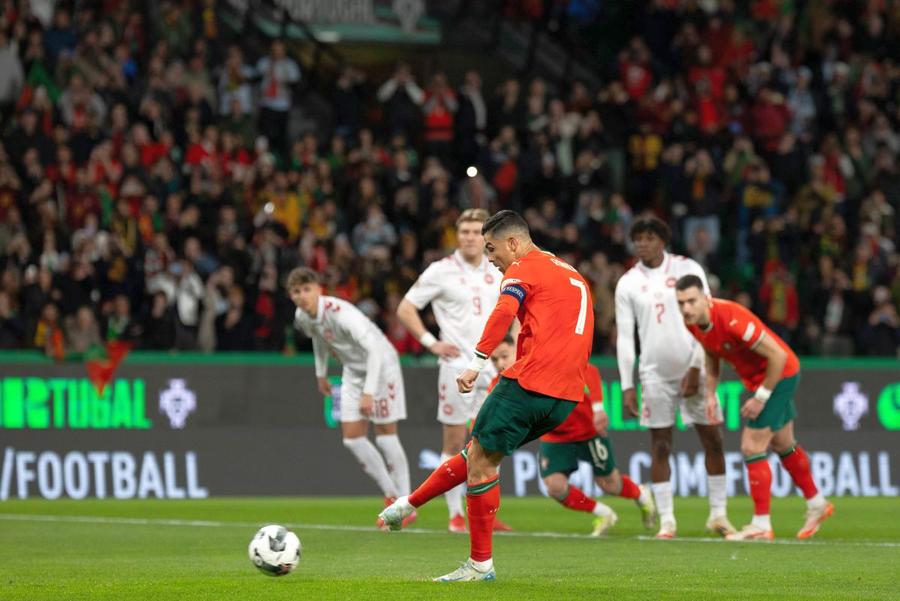 Cristiano Ronaldo (40 de ani) i-a enervat pe portughezi cu penalty-ul ratat în meciul cu Danemarca, din sferturile Ligii Națiunilor. Și Cristiano Ronaldo patron de club? » Starul portughez ar investi alături de un influent șeic saudit
