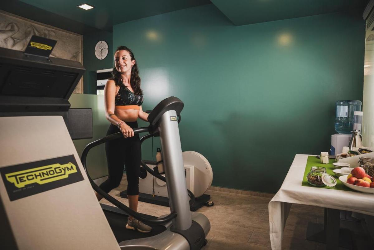 Cât costă cazarea „tricolorilor” la singurul hotel cu SPA din San Marino + Cum arată vestiarul României pe miniarena națională