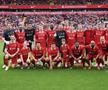 Natasha Dowie a doua din stânga de pe rândul de jos, alături de legendele lui Liverpool / Foto: Facebook Liverpool