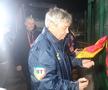 Imagini în oglindă la 14 ani distanță » Același gard, alt selecționer: Mircea Lucescu le-a făcut pe plac fanilor, care au primit cadouri