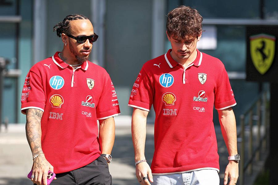 Charles Leclerc și Lewis Hamilton // foto: Imago Images Lewis Hamilton, luat tare la scurt timp de la debutul la Ferrari: „Leclerc era în fața lui cu un spoiler rupt!”