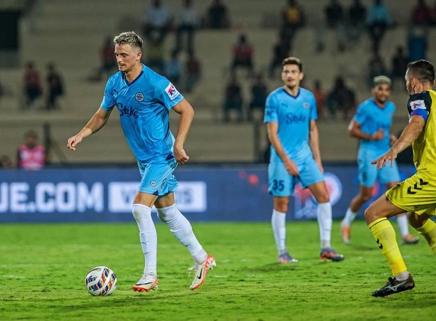 Jakub Vojtus, când juca la Mumbai City, în India/ foto Instagram Slovacul venit din India în România a numit marea diferenţă: „Șocant! Acolo, dacă ai așa ceva, se zice de tine că eşti foarte bogat”