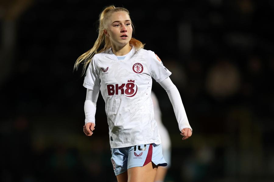 Laura Blindkilde Brown / Foto: getty images La 16 ani a suferit o operație pe inimă, iar acum speră să joace la Euro 2025: „Ritmul cardiac a ajuns la 220 de bătăi pe minut”