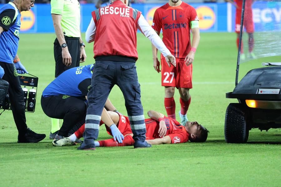 Mihai Lixandru a fost scos pe targă în PAOK - FCSB 0-1, disputat la Salonic. Foto: Ionuț Iordache, GSP Revenire la FCSB după 6 luni de absență » Va fi apt pentru derby-ul cu Dinamo