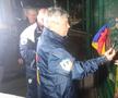 Imagini în oglindă la 14 ani distanță » Același gard, alt selecționer: Mircea Lucescu le-a făcut pe plac fanilor, care au primit cadouri