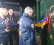 Imagini în oglindă la 14 ani distanță » Același gard, alt selecționer: Mircea Lucescu le-a făcut pe plac fanilor, care au primit cadouri