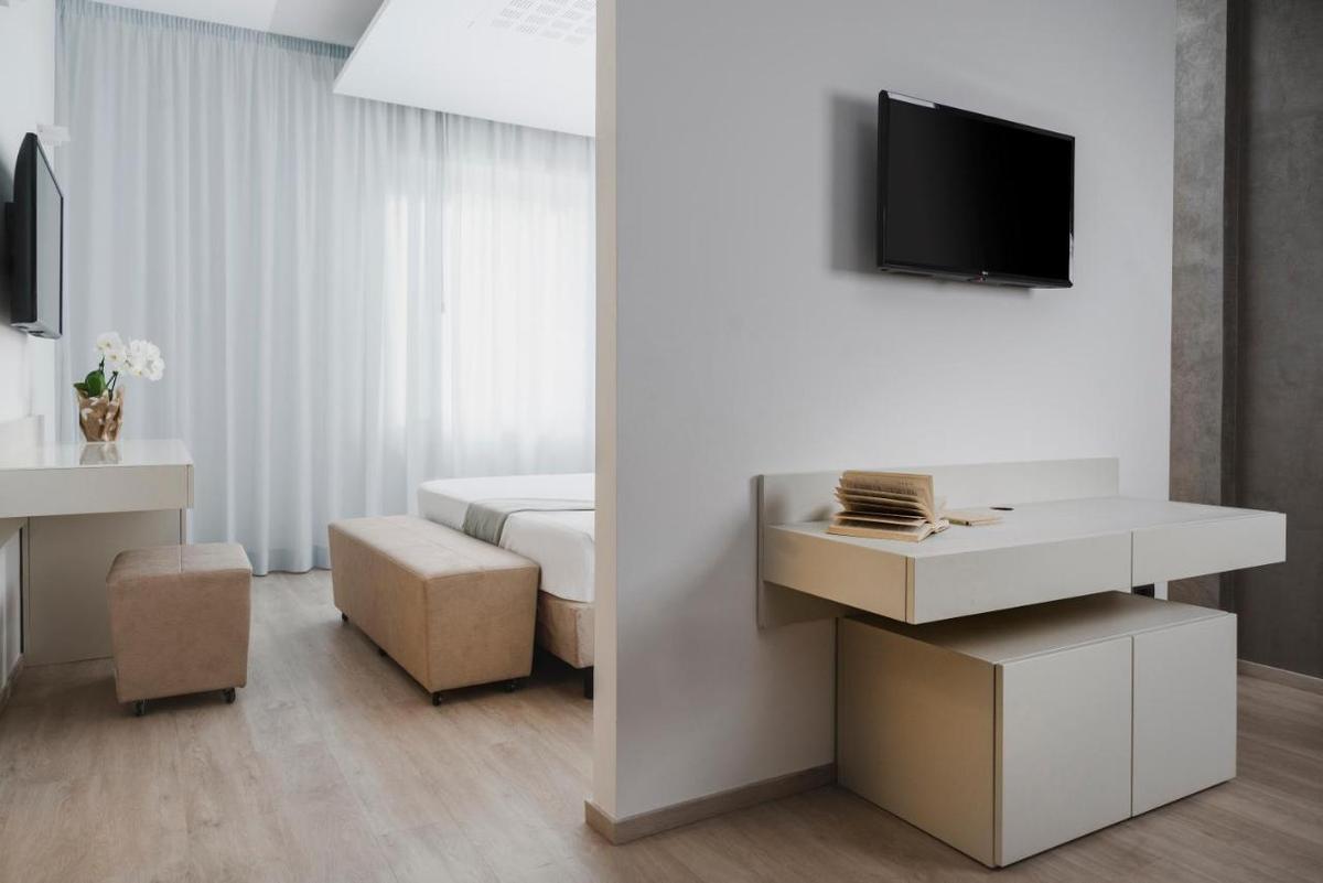 Cât costă cazarea „tricolorilor” la singurul hotel cu SPA din San Marino + Cum arată vestiarul României pe miniarena națională