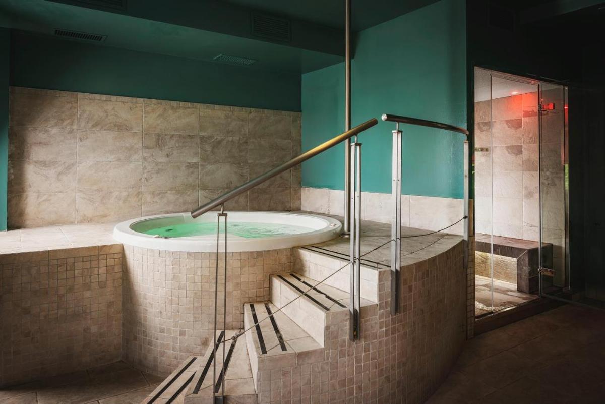 Cât costă cazarea „tricolorilor” la singurul hotel cu SPA din San Marino + Cum arată vestiarul României pe miniarena națională