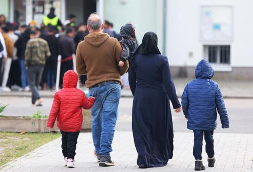 O familie de imigranți merge înspre un oficiu de înregistrare, în 2023, în Eisenhuettenstadt, foto: Guliver/gettyimages