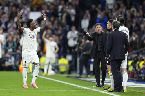 Vinicius celebrează în dreptul lui Simeone, antrenorul lui Atletico se plânge arbitrului de rezervă / Foto: Imago