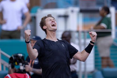 Sebastian Korda sărbătorind victoria în fața lui Carlos Alcaraz la Miami Foto: Imago Images