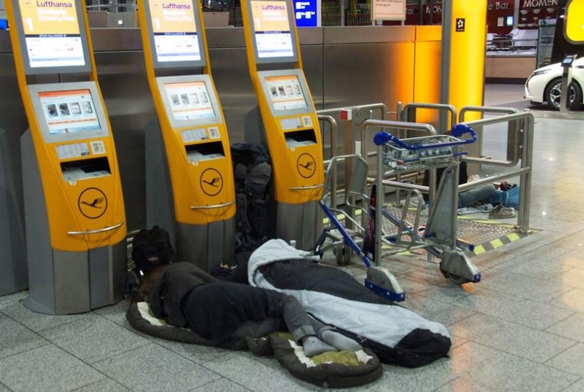 „The Terminal” reloaded » Blocați în aeroport, 3 fotbaliști dorm pe jos și mănâncă de două ori pe zi!
