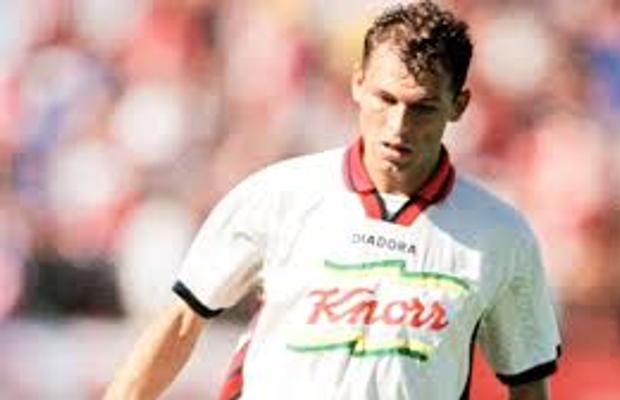 EXCLUSIV VIDEO Poveste fabuloasă dezvăluită de un fost dinamovist » Cum a ratat într-o singură vară transferul la Benfica, Alaves și Steaua și a ajuns la echipa pe care n-o suporta