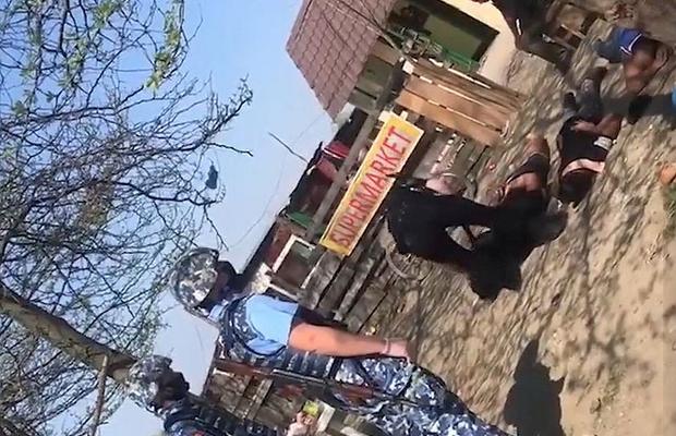 VIDEO IMAGINI ȘOCANTE » O intervenție a Poliției Române s-a transformat în răzbunare: „Erați tari în gură! Stați acasă, f***”