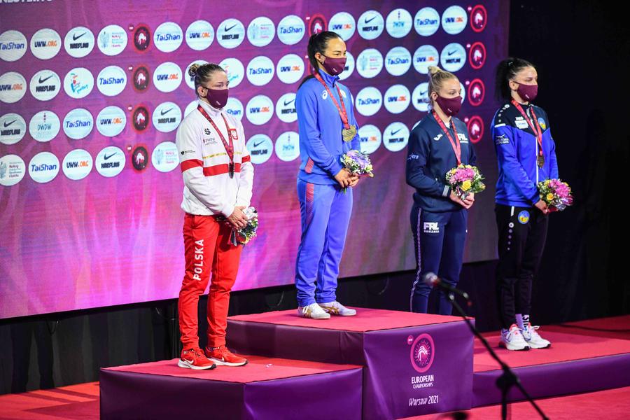 Andreea Beatrice Ana, a doua din dreapta, pe podiumul de la Varșovia Foto Imago Images Fete de bronz » Două românce au urcat pe podium la Campionatele Europene