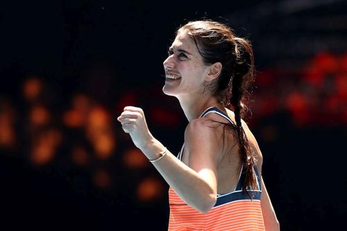 Sorana Cîrstea (31 ani, 67 WTA) a trecut de Fiona Ferro (24 de ani, 57 WTA) și s-a calificat în semifinalele turneului de la Istanbul. Franțuzoaica a abandonat după ce a pierdut primul set, 4-6.