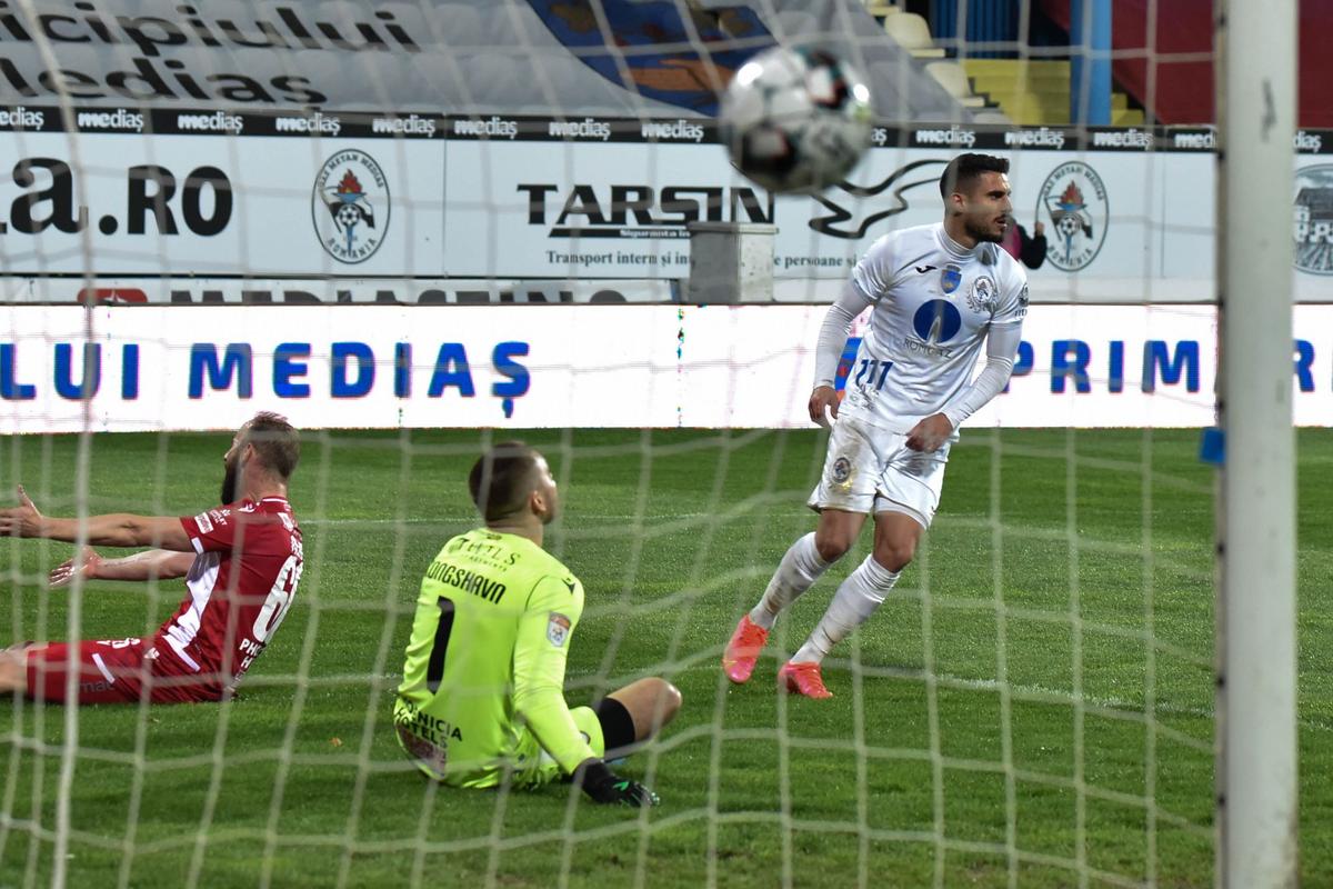 NOTE GSP: 5 jucători de la Dinamo s-au făcut de râs cu Gaz Metan! Ce notă a luat Uhrin și cine a fost omul meciului