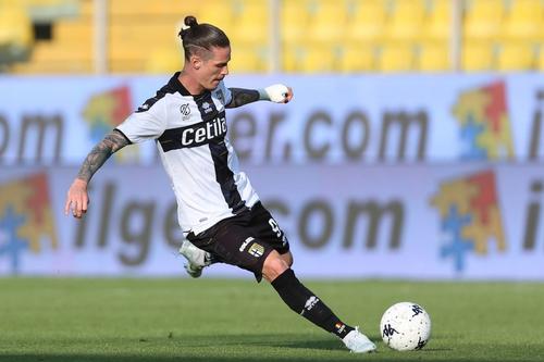 Dennis Man (23 de ani) ar fi evaluat de Parma (locul 13 din Serie B) la „10-12 milioane de euro”, iar de serviciile românului s-ar interesa Atalanta (locul 8 din Serie A).