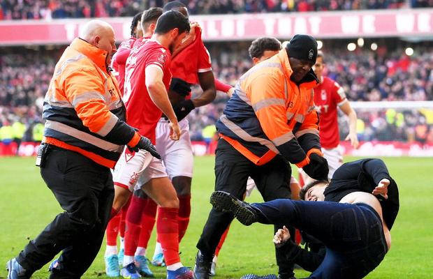 Când „scânteile” din peluze ajung în teren » 8 fotbaliști celebri care au intrat în conflict cu propriii fani + exemplul șocant din Liga 1
