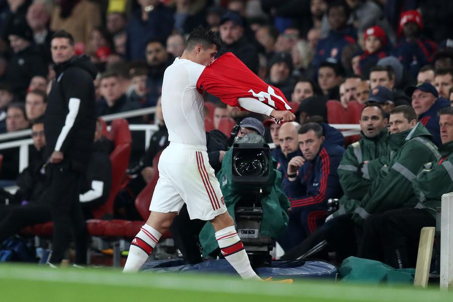 Granit Xhaka// Foto: Getty Images Când „scânteile” din peluze ajung în teren » 8 fotbaliști celebri care au intrat în conflict cu propriii fani + exemplul șocant din Liga 1