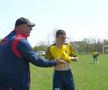 Au curs sute de litri de bere la derby-ul liderului din Dâmbovița: „Suntem ca nea Gigi, toți sunt împotriva noastră” + Scandal cu arbitrul: „Ai luat bani de la ăștia? Ți-au dat primă de Paște?”