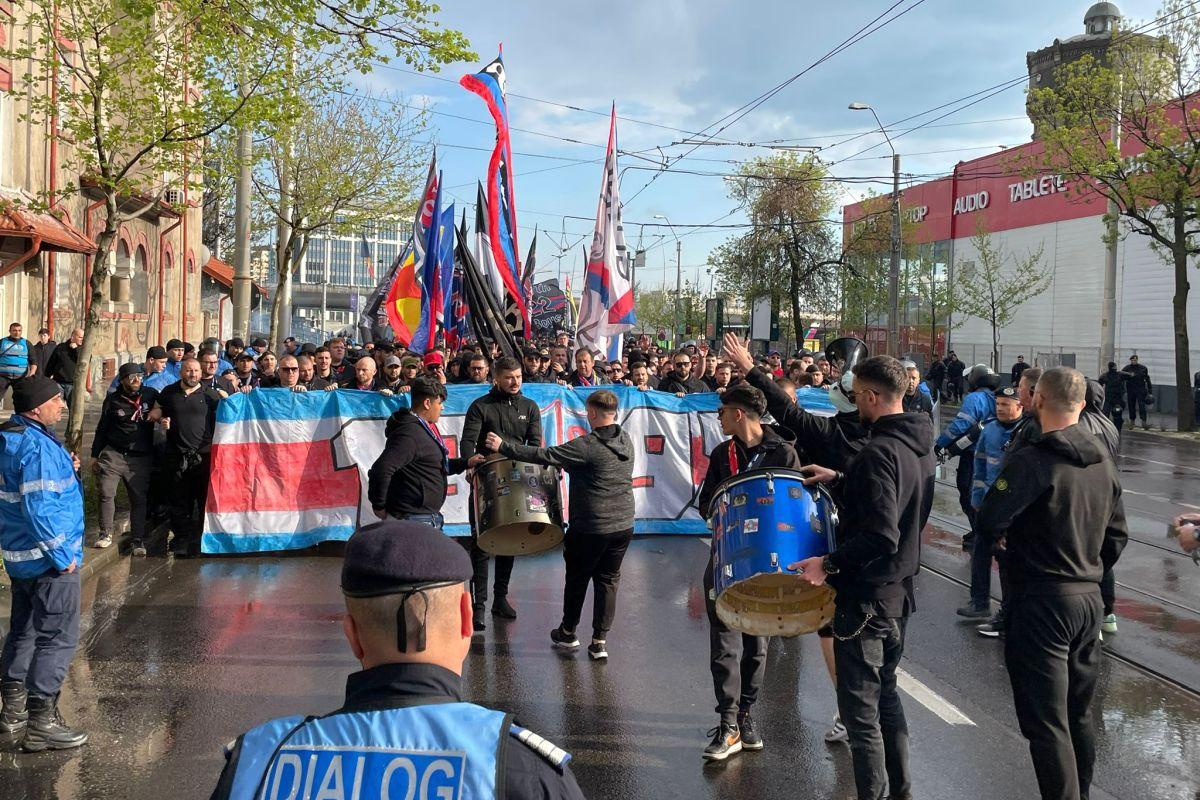 Start întârziat cu 7 minute în Rapid - FCSB » Artificii, fumigene și un apel disperat la stație