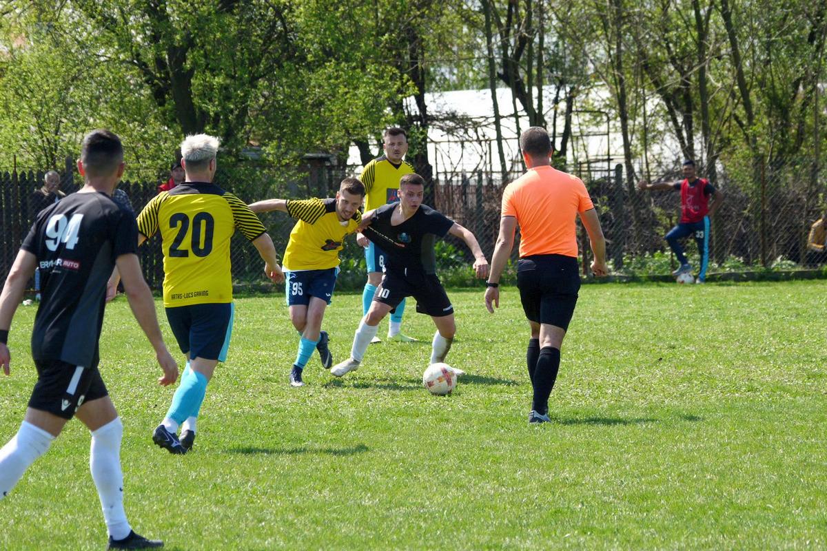Au curs sute de litri de bere la derby-ul liderului din Dâmbovița: „Suntem ca nea Gigi, toți sunt împotriva noastră” + Scandal cu arbitrul: „Ai luat bani de la ăștia? Ți-au dat primă de Paște?”