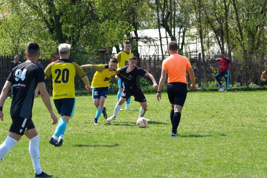 Faze la limită, judecate perfect de brigada de arbitri Au curs sute de litri de bere la derby-ul liderului din Dâmbovița: „Suntem ca nea Gigi, toți sunt împotriva noastră” + Scandal cu arbitrul: „Ai luat bani de la ăștia? Ți-au dat primă de Paște?”
