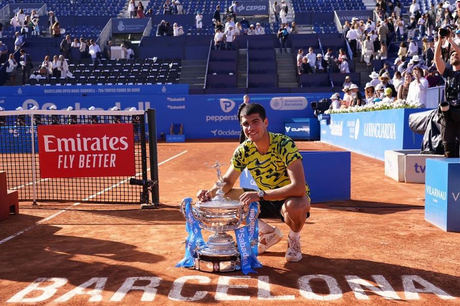 Carlos Alcaraz cu trofeul de la Barcelona Foto Imago Carlos Alcaraz, din nou campion la Barcelona » „Am fost eu pe teren: fluid și relaxat”