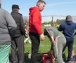 Au curs sute de litri de bere la derby-ul liderului din Dâmbovița: „Suntem ca nea Gigi, toți sunt împotriva noastră” + Scandal cu arbitrul: „Ai luat bani de la ăștia? Ți-au dat primă de Paște?”