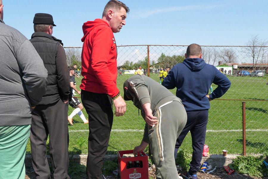 Berea a fost nelipsită din meniul suporterilor prezenți la stadion Au curs sute de litri de bere la derby-ul liderului din Dâmbovița: „Suntem ca nea Gigi, toți sunt împotriva noastră” + Scandal cu arbitrul: „Ai luat bani de la ăștia? Ți-au dat primă de Paște?”