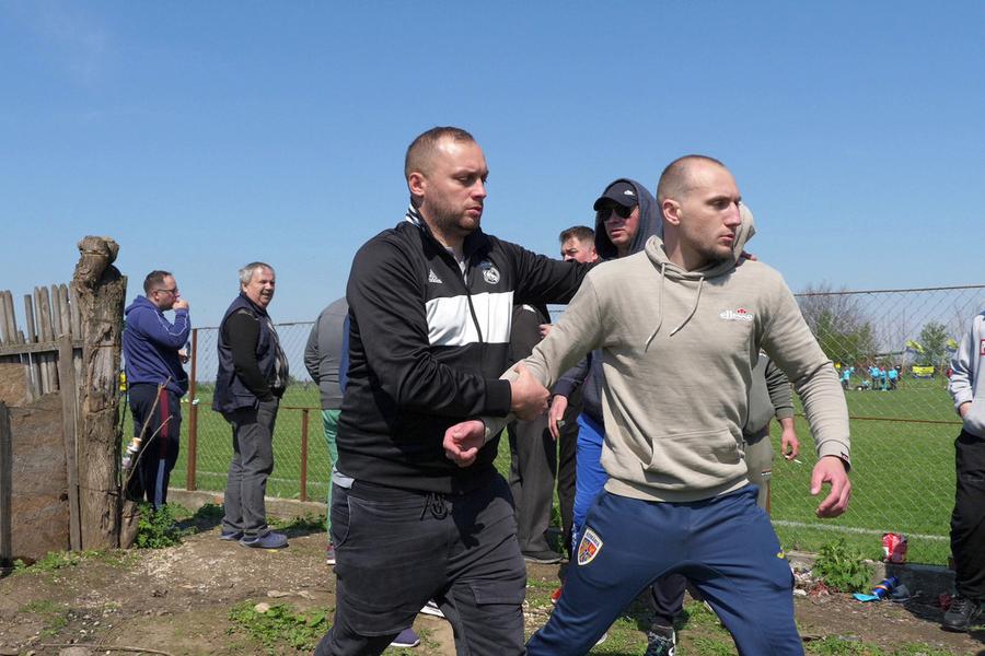 S-au încins spiritele între fanii celor două echipe Au curs sute de litri de bere la derby-ul liderului din Dâmbovița: „Suntem ca nea Gigi, toți sunt împotriva noastră” + Scandal cu arbitrul: „Ai luat bani de la ăștia? Ți-au dat primă de Paște?”