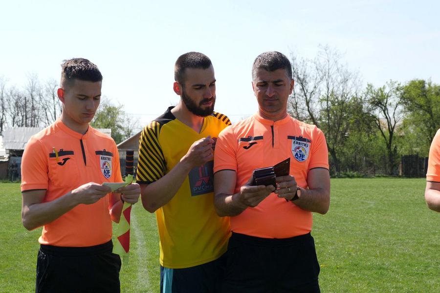 Căpitanul gazdelor a cerut verificarea adversarilor înainte de startul partidei Au curs sute de litri de bere la derby-ul liderului din Dâmbovița: „Suntem ca nea Gigi, toți sunt împotriva noastră” + Scandal cu arbitrul: „Ai luat bani de la ăștia? Ți-au dat primă de Paște?”