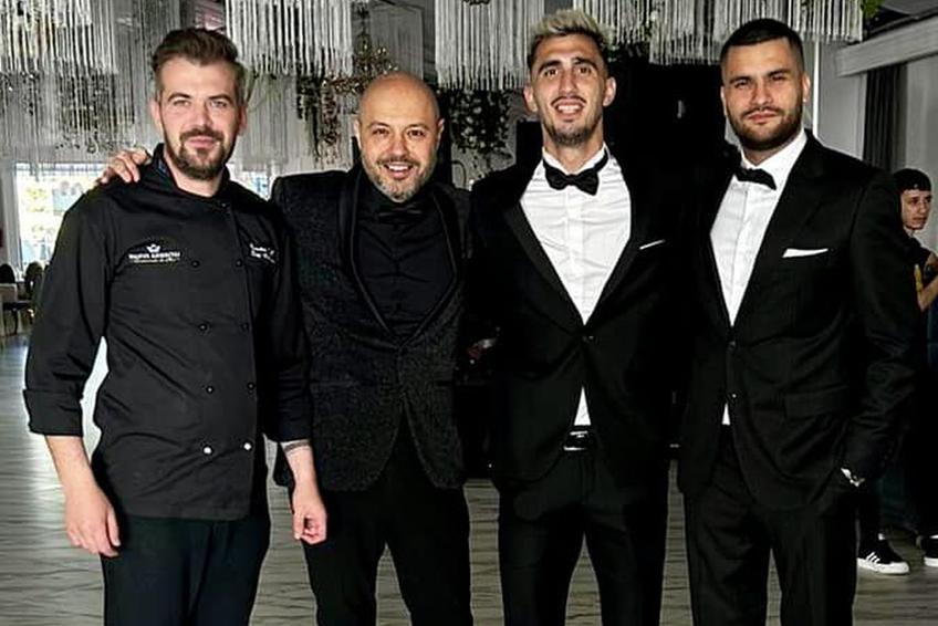 Mihai Mitoșeru e  announcer-ul de la petrecerea lui Ivan / Sursă foto: Facebook