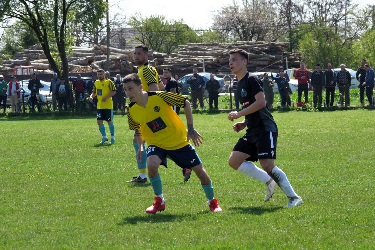 Au curs sute de litri de bere la derby-ul liderului din Dâmbovița: „Suntem ca nea Gigi, toți sunt împotriva noastră” + Scandal cu arbitrul: „Ai luat bani de la ăștia? Ți-au dat primă de Paște?”