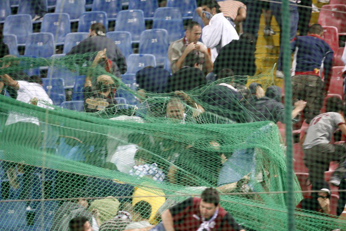 Imagini nemaivăzute în Liga 1: ultrașii FCSB, izolați în peluză cu o pânză uriașă! » Scandări rasiste ale roș-albaștrilor, în replică