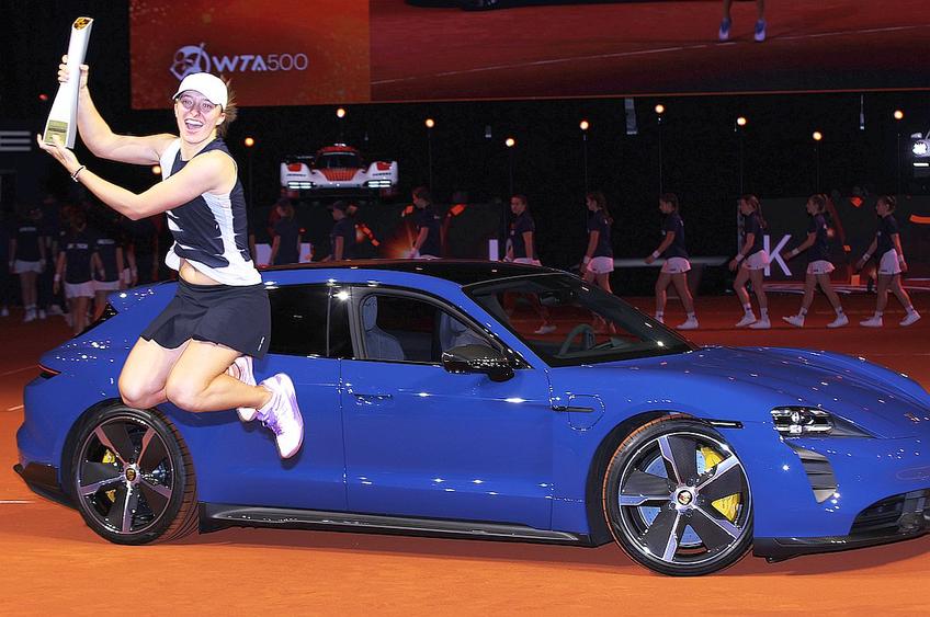 Iga Swiatek, alături de mașina primită de la Porsche