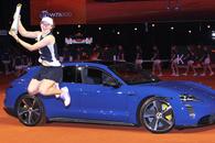 Iga Swiatek duce acasă un Porsche de peste 200.000 de euro, după triumful cu Sabalenka în finala de la Stuttgart