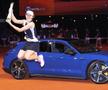 Iga Swiatek, alături de mașina primită de la Porsche