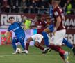 Rapid - FCSB. Deian Sorescu în duel cu Funsho Bamgboye (foto: Raed Krishan/GSP)