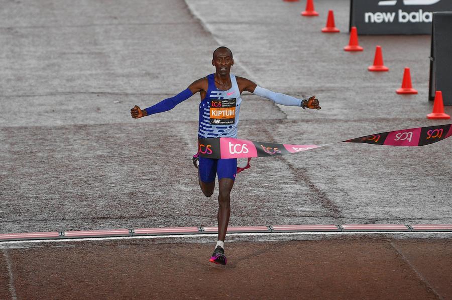 Kelvin Kiptum și bucuria sa de la final FOTO Imago Images Sifan Hassan, câștigătoarea maratonului de la Londra: „Când m-am trezit de dimineață, mi-am spus că sunt tâmpită să alerg un maraton”