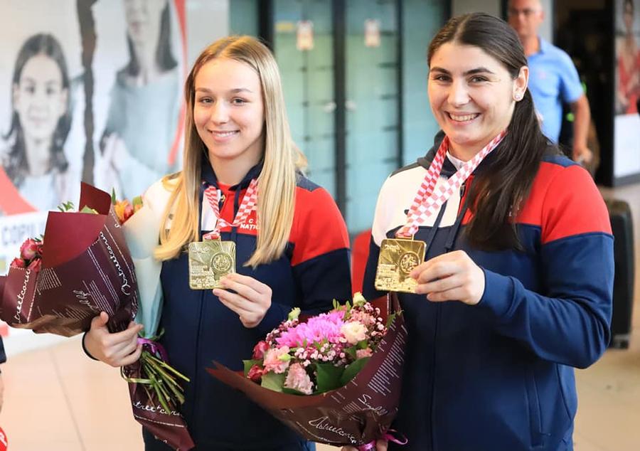 Andreea Ana (stânga) și Alexandra Anghel, campioanele europene Foto Facebook FR Lupte Final fără podium » Mihai Mihuț a pierdut meciul pentru bronz, dar România a luat 5 medalii la Europene