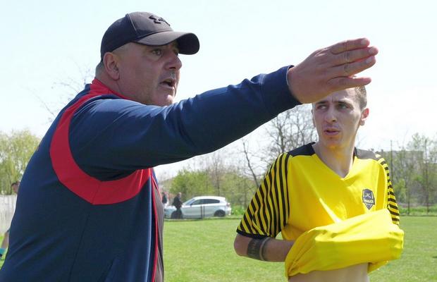 Au curs sute de litri de bere la derby-ul liderului din Dâmbovița: „Suntem ca nea Gigi, toți sunt împotriva noastră” + Scandal cu arbitrul: „Ai luat bani de la ăștia? Ți-au dat primă de Paște?”