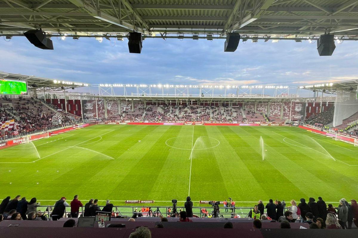 Start întârziat cu 7 minute în Rapid - FCSB » Artificii, fumigene și un apel disperat la stație