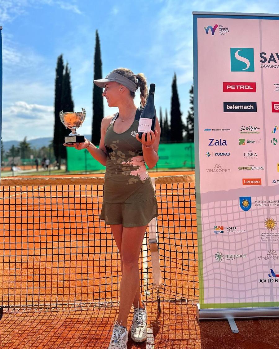 Irina Bara cu trofeul de finalistă de la Koper Un titlu și o finală pentru românce » Irina Bara a abandonat în ultimul act la simplu, dar a câștigat la dublu cu Andreea Mitu